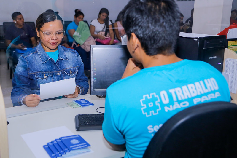 #paratodosverem – Candidata a vaga de emprego recebendo atendimento no posto do Sine Manaus