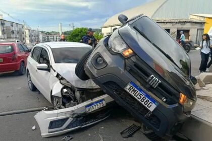 Carro Fica Em Cima Do Outro
