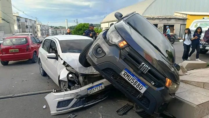 Carro Fica Em Cima Do Outro