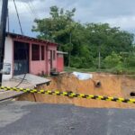 Cratera cresce após forte chuva e causa risco de desabamento na Zona Norte de Manaus. — Foto: Lucas Macedo/g1