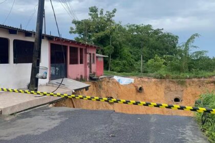 Cratera cresce após forte chuva e causa risco de desabamento na Zona Norte de Manaus. — Foto: Lucas Macedo/g1