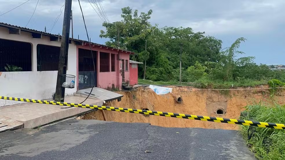 Cratera cresce após forte chuva e causa risco de desabamento na Zona Norte de Manaus. — Foto: Lucas Macedo/g1
