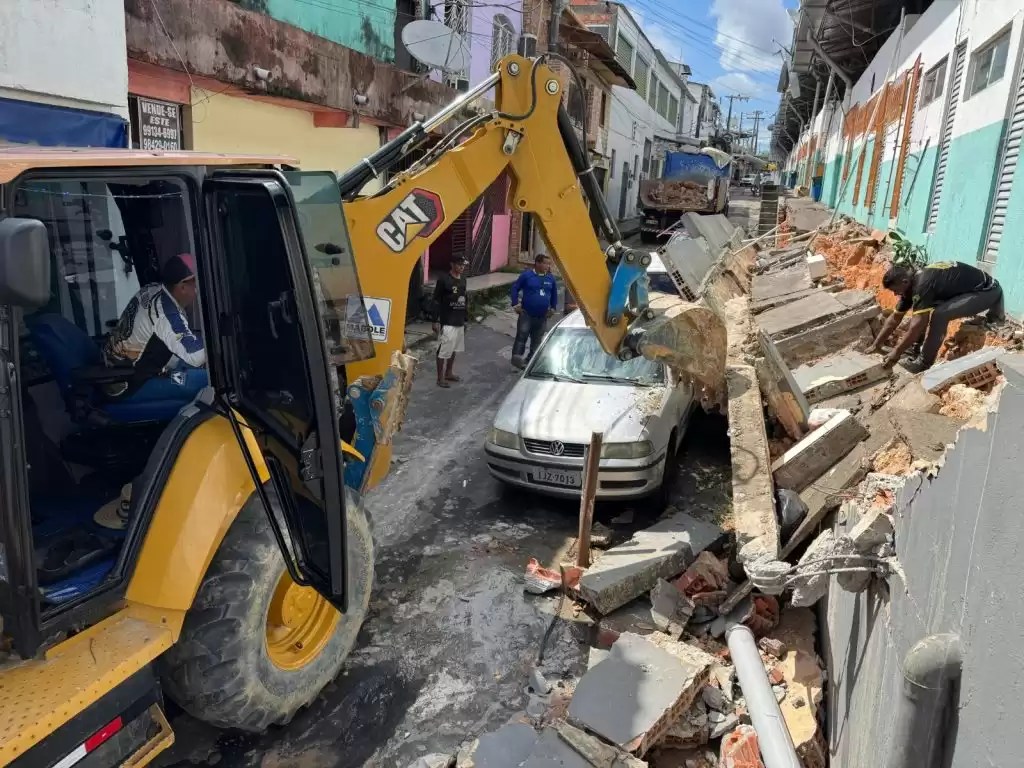 Forca Tarefa E Acionada Na Feira Porto Do Ceasa Apos Muro Desabar Durante Temporal Em Manaus 1 1024x768 1