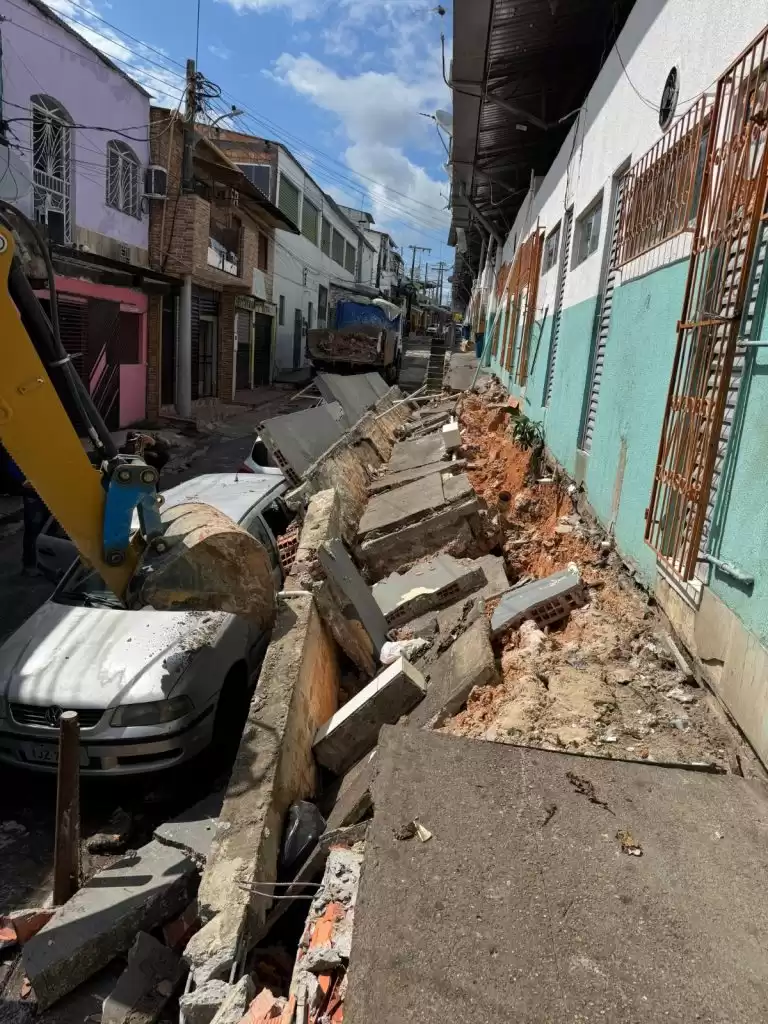 Forca Tarefa E Acionada Na Feira Porto Do Ceasa Apos Muro Desabar Durante Temporal Em Manaus 2 768x1024 1