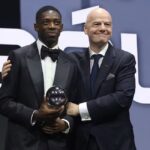 Ousmane Dembélé recebe o Prêmio The Best das mãos de Gianni Infantino, presidente da Fifa — Foto: Getty Images