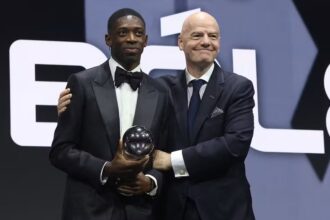Ousmane Dembélé recebe o Prêmio The Best das mãos de Gianni Infantino, presidente da Fifa — Foto: Getty Images
