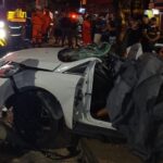 Carro ficou destruído e os ocupantes morreram presos às ferragens (Foto: WhatsApp/Reprodução)