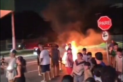 Moradores ateiam fogo na rua
