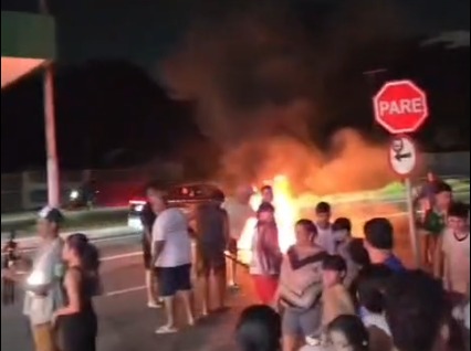 Moradores ateiam fogo na rua